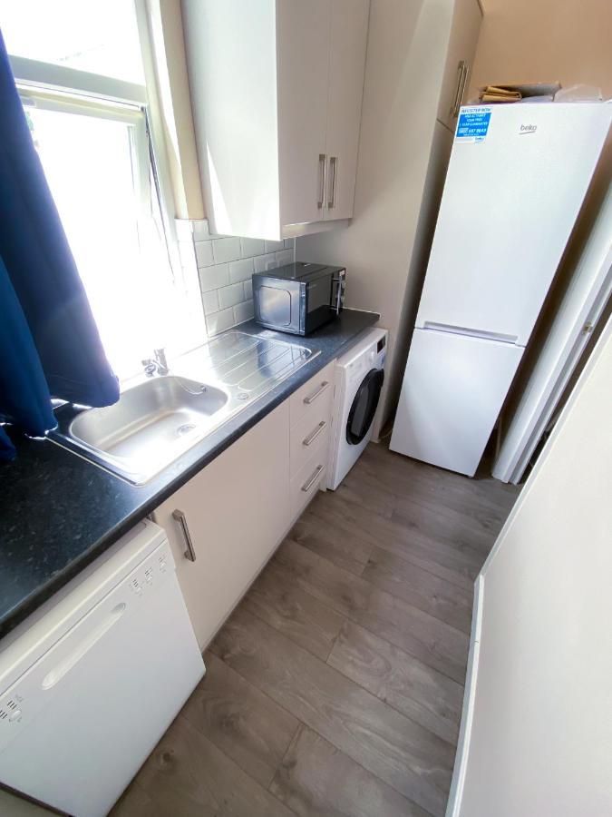 Stylish 1 Bedroom Flat In Wood Green Лондон Екстериор снимка