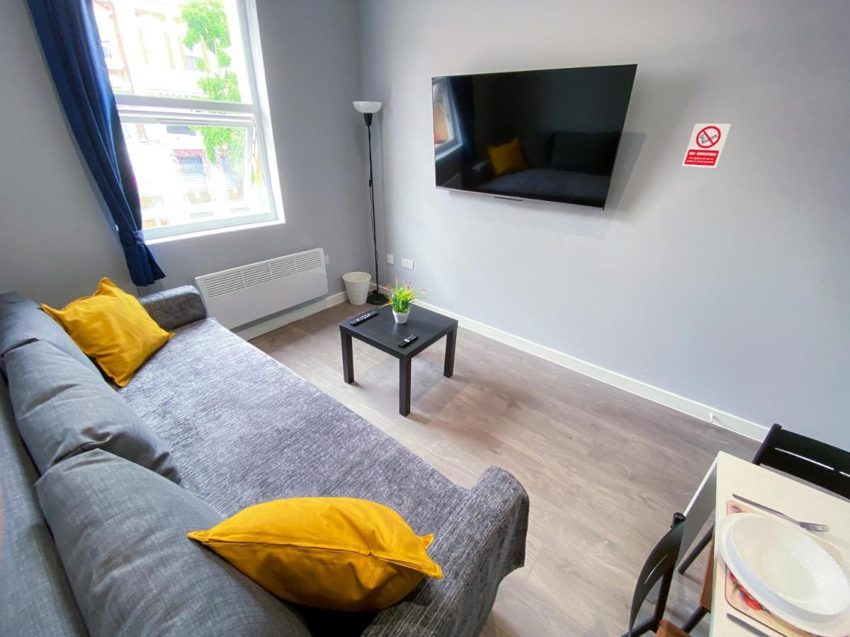 Stylish 1 Bedroom Flat In Wood Green Лондон Екстериор снимка
