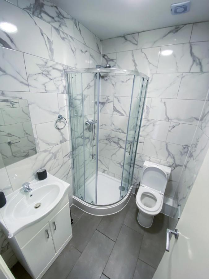 Stylish 1 Bedroom Flat In Wood Green Лондон Екстериор снимка