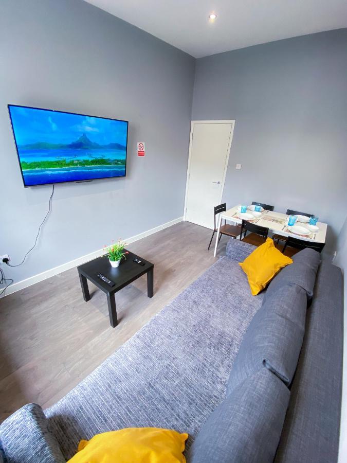 Stylish 1 Bedroom Flat In Wood Green Лондон Екстериор снимка