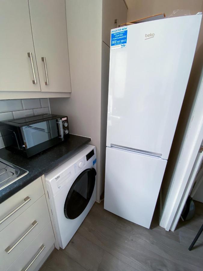 Stylish 1 Bedroom Flat In Wood Green Лондон Екстериор снимка
